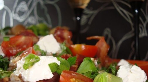 Салат Совершенство с фетой, беконом и гречневой крупой