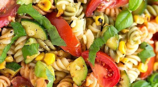 Холодный салат с пастой, кукурузой, цукини и авокадо