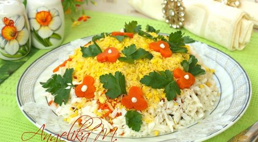 Слоёный салат с курицей, черносливом и кукурузой