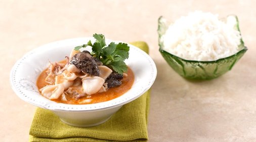 Кальмары в кокосовом соусе с жасминовым рисом