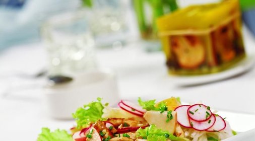 Салат из кольраби с яблоками, редисом и орехами