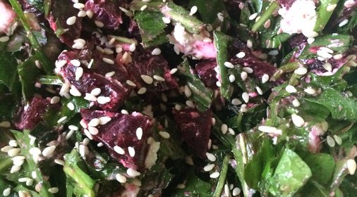 Салат из свеклы и листьев одуванчика