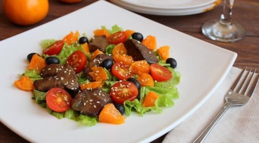 Салат с куриной печенью и мандаринами