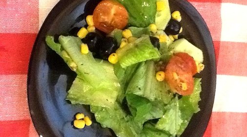 Зеленый салат с помидорками черри