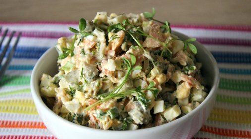 Салат с отварной семгой