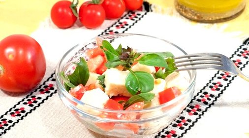 Салат из томатов и брынзы