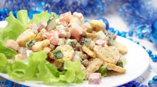 Салат с сухариками «Праздничный»