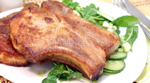 Филе на косточке с салатом из огурцов