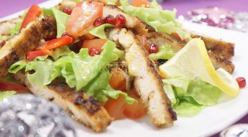 Салат с курицей и овощами