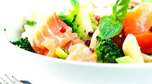Итальянский салат из пенне и семги