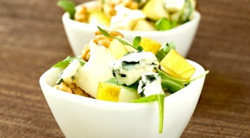 Куриный салат с горгонзолой, печеной грушей и грецкими орехами