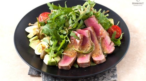 Руккола с тунцом в имбирно-лаймовом соусе