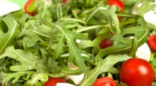 Салат с моцареллой и руколой