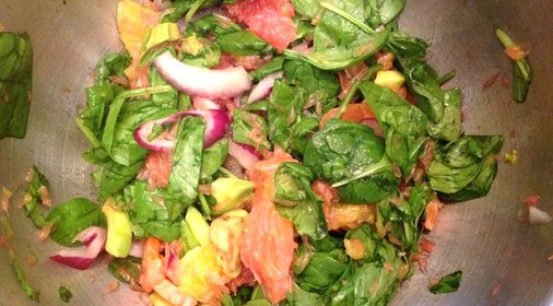 Салат из шпината с копченым лососем и маслом авокадо