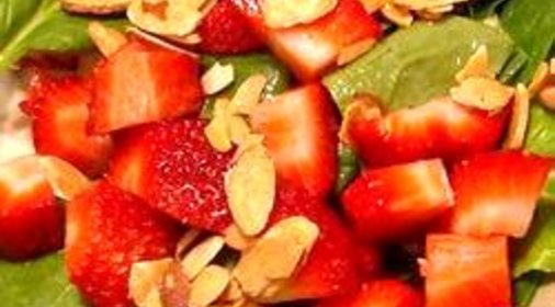 Клубничный салат с миндалем