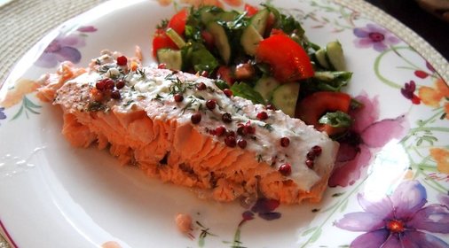 Запеченный лосось с розовым перцем