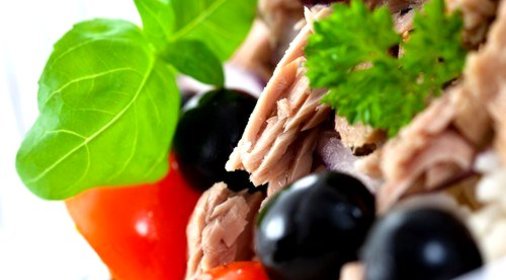 Салат из анчоусов с оливками, маслинами и зеленью