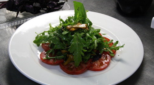 Салат с лисичками на подложке из помидор