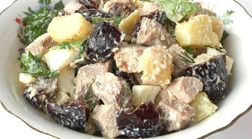 Салат с мясом и черносливом