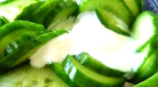 Огурцы свежие со сметаной