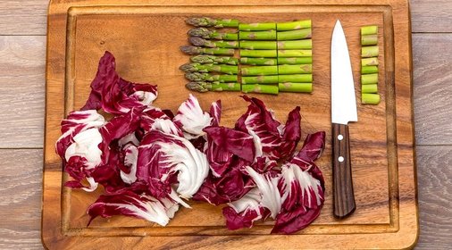 Теплый салат с курицей, спаржей и радиккьо