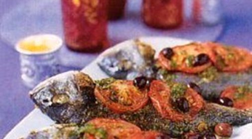 Ароматная дорада с соусом и травами