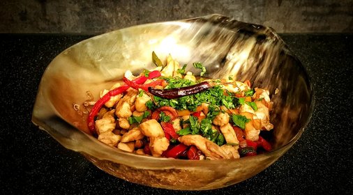 Тайский салат из курицы с кешью