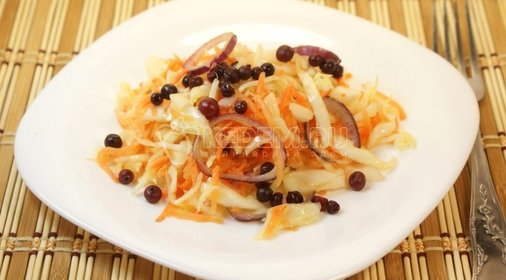 Салат из капусты с брусникой