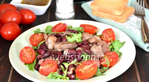 Салат с куриной печенью и красной фасолью
