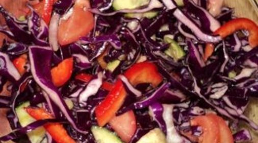 Оригинальный салат из краснокочанной капусты с соевым соусом