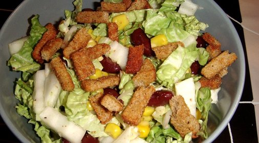 Хрустящий салат с пекинской капустой, кукурузой и сухариками