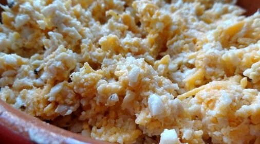 Куриный салат с яйцами и сыром