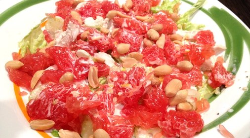 Салат из курицы с грейпфрутом, сельдереем и орехами