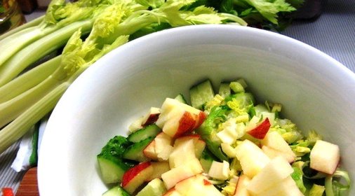 Легкий салат с сельдереем, куриным филе и яблоками
