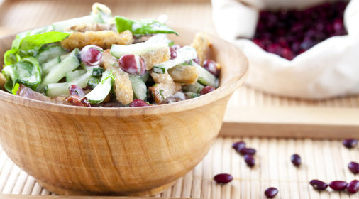 Салат из красной фасоли с беконом и огурцом