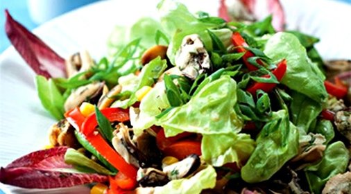 Салат с мидиями и кукурузой