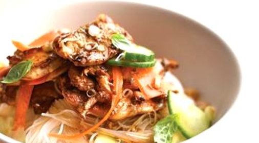 Салат с курицей и рисовой лапшой