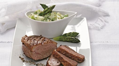 Утиная грудка с салатом из яблок и сельдерея