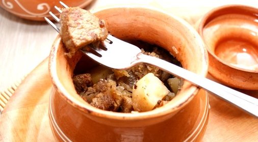 Мясо в горшочке с картошкой