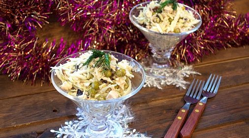 Салат Новогодний с курицей и черносливом