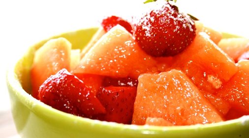 Летний салат с дыней и клубникой