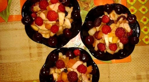 Фруктово-ягодный салат Дары лета