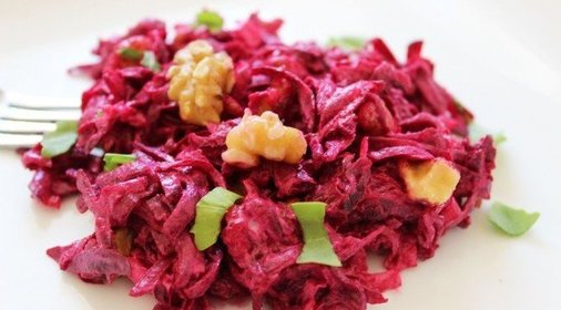 Свекольный салат с курицей и грецкими орехами