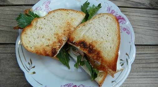 Сэндвич с яичницей и рукколой
