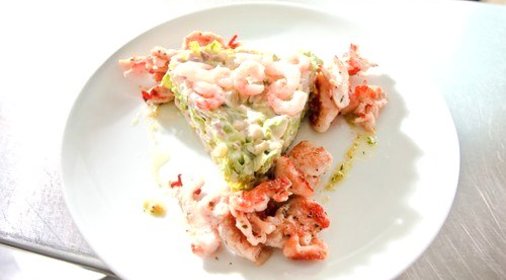 Салат из курицы с креветками, корнишонами, каперсами и зеленым горошком