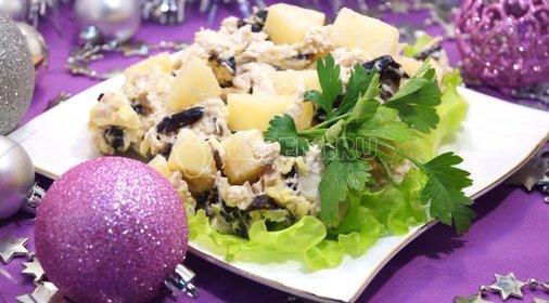 Салат с курицей и черносливом