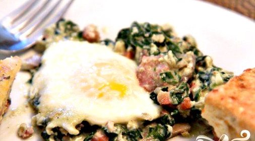 Запеченные яйца со шпинатом, грибами и беконом