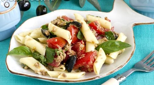 Салат с тунцом и помидорами