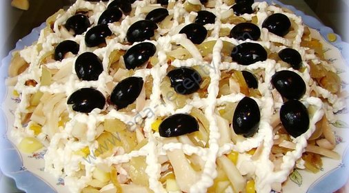 Салат с креветками и кальмарами и кукурузой