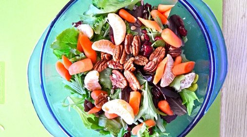 Салат с мандаринами и орехами